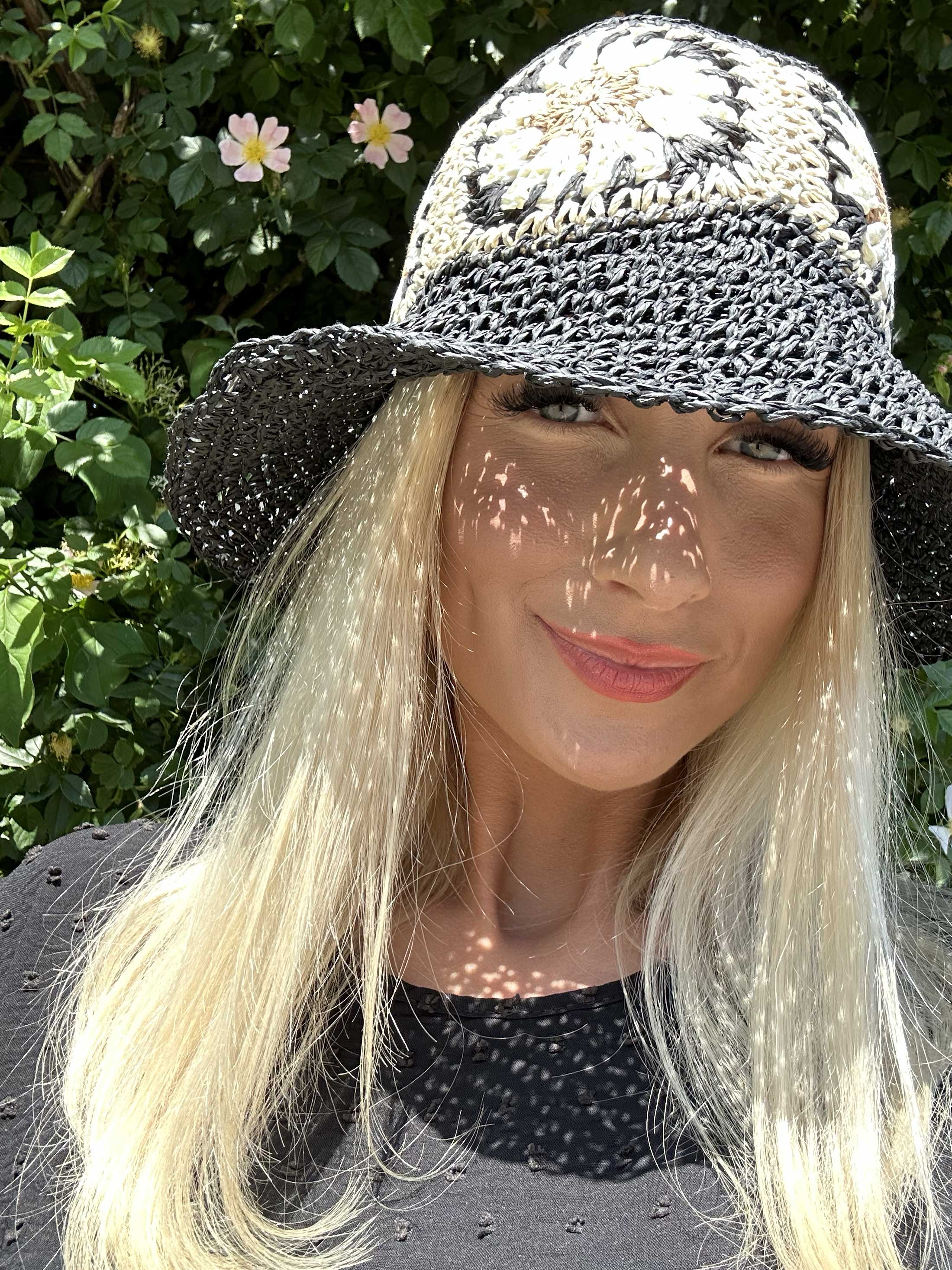 Sol - Sød sommerhat med blomstermotiver